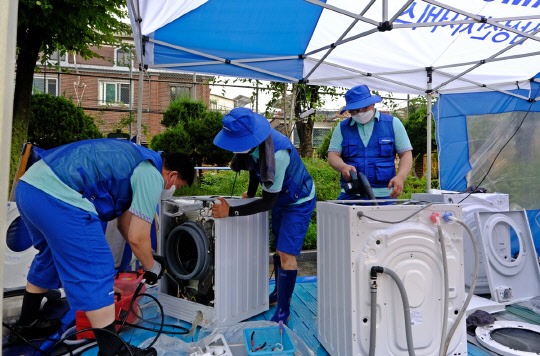 삼성전자서비스가 11일 서울 관악신사시장 인근에서 수해 전자제품 무상점검 및 수리를 진행하고 있다. <삼성전자 제공>